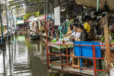 Bangkok 'un Bang Krachao Yüzen Pazarı' ndaki Yemekte Çiftler Öğlen Yemeğini Aldı