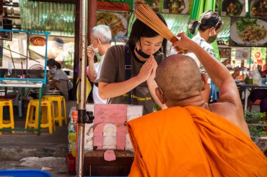 Budist Keşiş Bang Krachao Yüzen Pazarında Genç Taylandlı Kadını Kutsadı