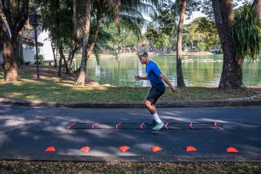 Eğitmen Sosyal Mesafe Gösteriyor ve Fitness Programını Korumayı Gösteriyor