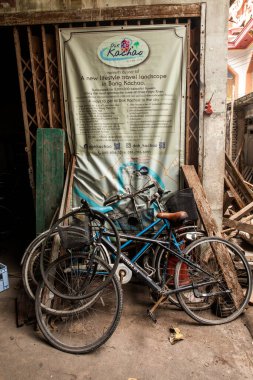 Eski Bisiklet Yığını Eski Tabelayı Destekliyor Bang Krachao