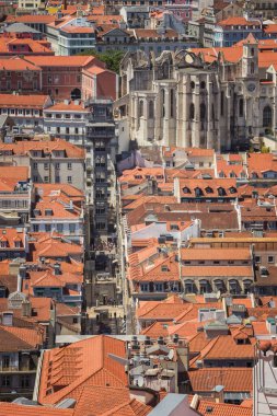 Santa Justa asansörü havadan görünüyor.