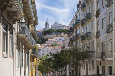 Güneşli bir günde Lizbon sokakları