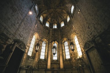 Katedralin içinde lambalar var.