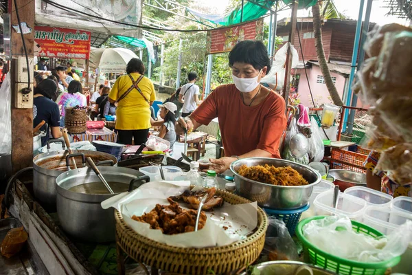 Куховарство Служіння Плаваючому Ринку Бангкоку — стокове фото