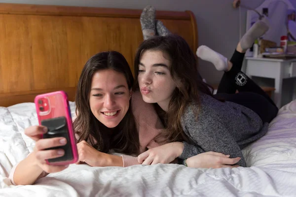 Two Young Caucasian Women Lying Bed Posing Selfies — Stok fotoğraf