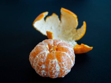 olgun soyulmuş mandalina ve deri