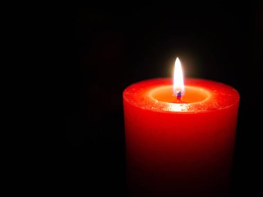 Karanlıkta yanan kırmızı mum