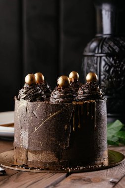 Taze yapılmış çikolatalı kek.