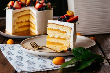 Hafif ahududu ve böğürtlenli düğün pastası