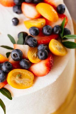 Hafif ahududu ve böğürtlenli düğün pastası