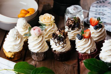 Böğürtlenli kek ve krema.