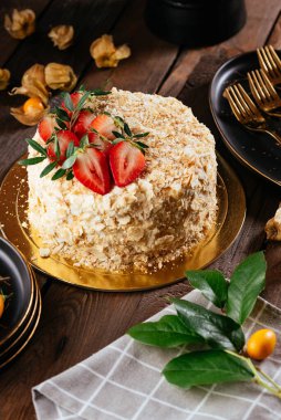 Tahta arka planda çilekli hafif pasta.