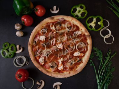 Siyah arka planda soğanlı barbekü pizzası.