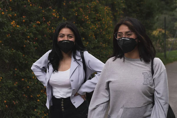 Two Girl Friends City Park Wearing Face Mask Covid19 Outbreak — Stockfoto