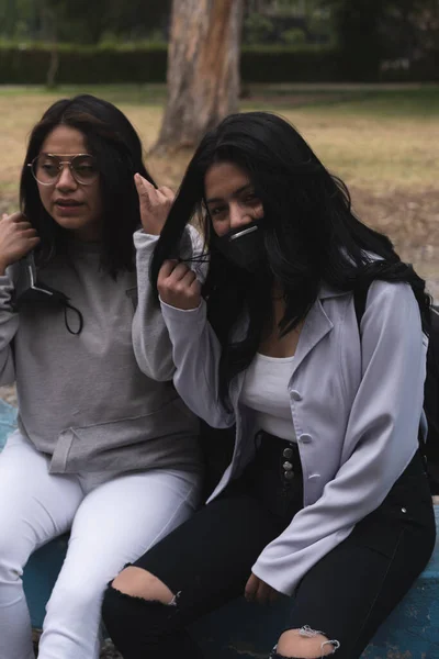 Twee Vriendinnen Het Stadspark Dragen Gezichtsmasker Tijdens Gezelligheid19 Uitbraak — Stockfoto