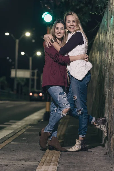 Twee Jonge Vrienden Genieten Van Een Nachtwandeling Stad — Stockfoto