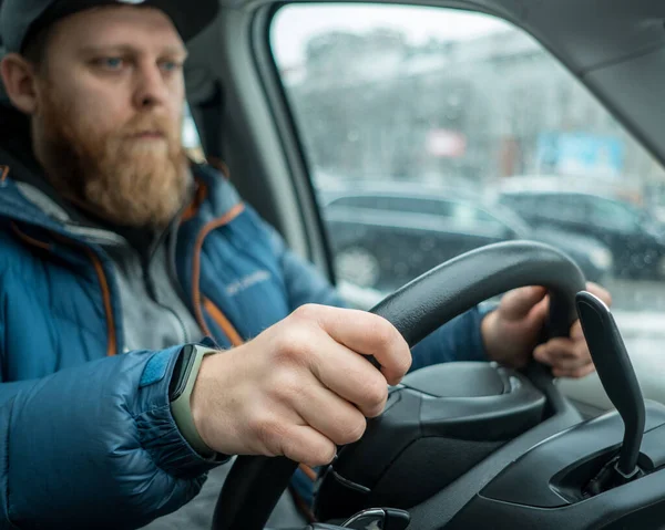 Man Driving Snowy Winter Day — Foto Stock