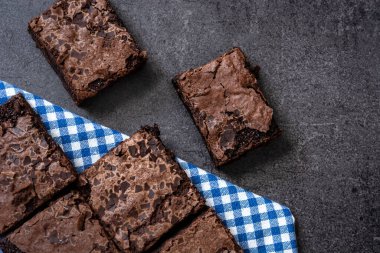 Siyah taşlı arka planda ev yapımı çikolatalı kek.