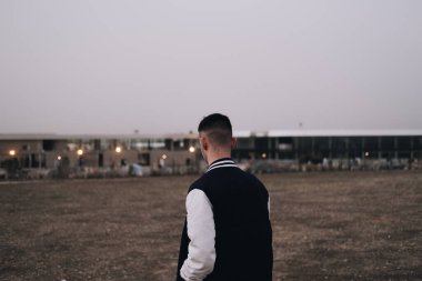 Çöl parkında yürüyen genç bir adam