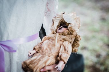 Antika Bukleleri ve Yaşlanmış Giysileri olan Yaşlı Bebek bir antika ya da perili