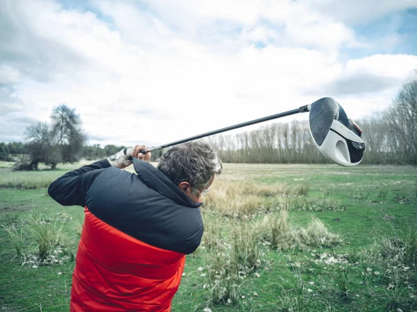 Yaşlı Vatandaş Bulutlu Bir Günde Golf Sahasında Salıncakta Sallanıyor — Stok fotoğraf