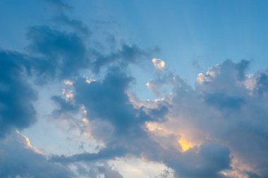 Bulutlu gökyüzü dokusu ve güneş ışığı arkaplanı