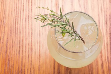 Ahşap masada garnitür için biberiyeli cin toniği..