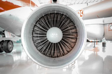 Bir bakım hangarındaki uçak motorunun ayrıntıları.