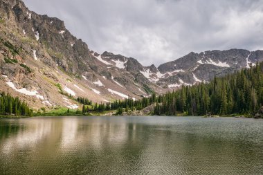 Gore Sıradağları 'nın Yukarı Kaya Gölü kıyısından görüntü