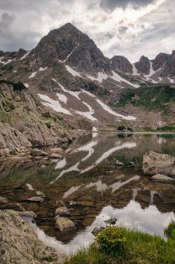 Colorado 'daki yüksek dağlık bir göldeki Yalnızlık Dağı' nın yansıması.