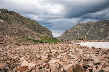 Kaya manzarası bulutlu bir akşam gökyüzüne karşı, Colorado