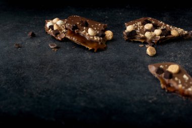 Fındıklı çikolata, kurabiye ve tuzlu karamel.