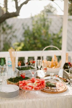 Bahçedeki açık büfe masası.