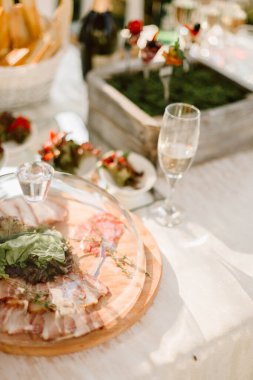 Bahçedeki açık büfe masası.