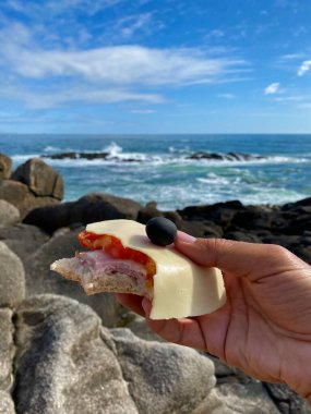 Atlantik Okyanusu manzaralı lezzetli bir sandviçle öğle yemeği.