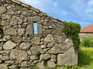 ATM 'nin kıyılarında taştan yapılmış eski bir harabe evin duvarı.