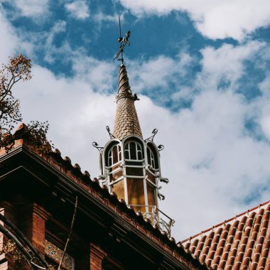 Bulutlu bir gökyüzünde mimari