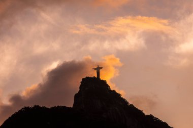 Güneşin batışına güzel bir manzara İsa 'nın tepesindeki bulutlar, Rio de Janeiro, Brezilya