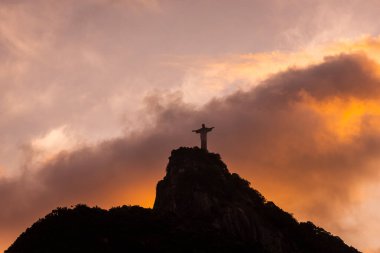 Güneşin batışına güzel bir manzara İsa 'nın tepesindeki bulutlar, Rio de Janeiro, Brezilya