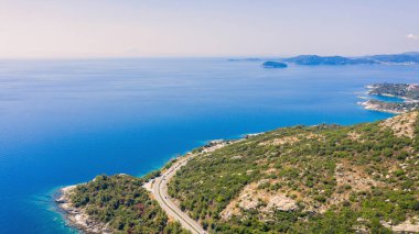 Yunanistan 'da yaz mevsiminde deniz kenarındaki yol.