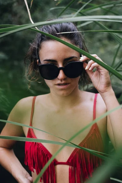 Menina Com Óculos Sol Natureza — Fotografia de Stock