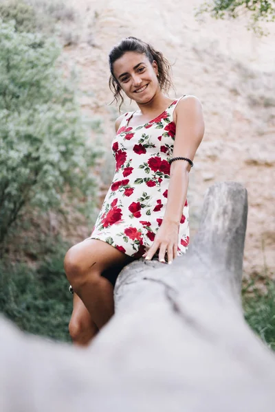 Gadis Muda Dengan Gaun Musim Semi Alam — Stok Foto