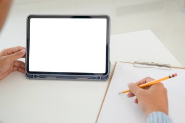 Tablet kullanarak yakından çek. İş, eğitim ve iletişim için çevrimiçi bağlantı teknolojisi kullanılıyor. 