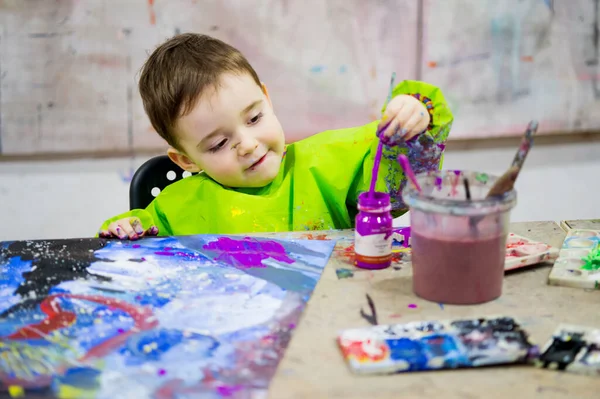 带紫红粉刺的美术课堂绘画幼儿的画像 — 图库照片