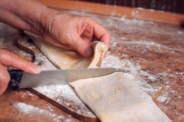 Aşçı un eşliğinde spagetti yapıyor.