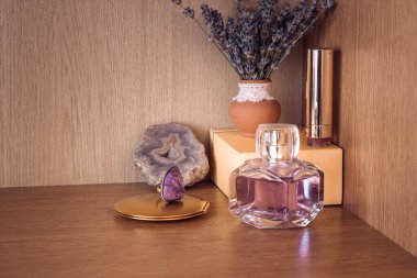 Mücevher ve parfümler ahşap bir rafta