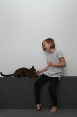 Kız kediyle oynuyor..