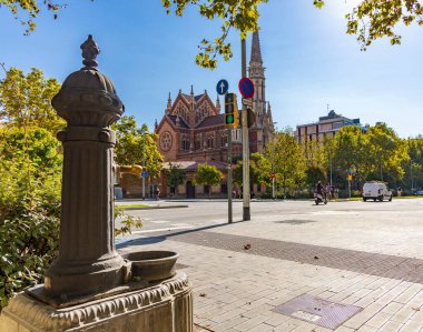 Barselona 'daki kilisenin önünde insanlar koşuyor ve bisikletçiler koşuyor.