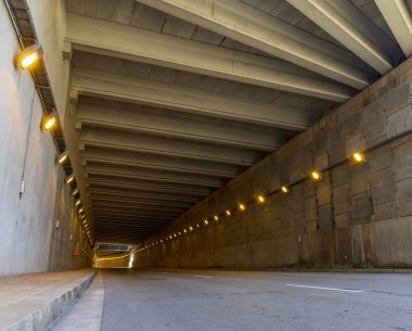 Aydınlatılmış ve arabasız şehir yolu