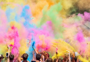 Dans eden gençlerle renkli bir parti.